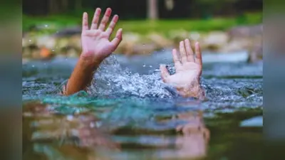 घर से छिपकर गड्ढे में नहाने गये तीन बच्चे, पानी में डूबे दो की मौत, तीसरे की हालत गंभीर