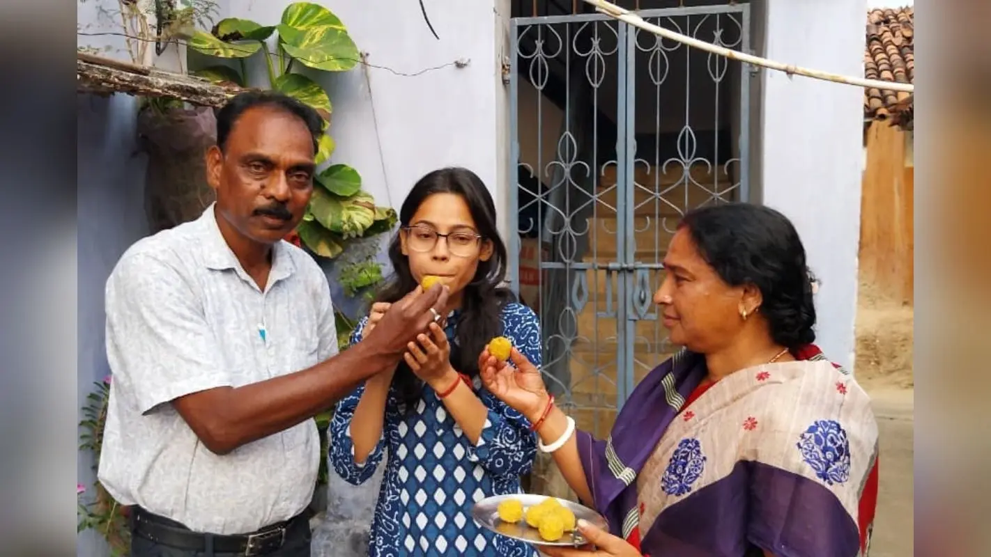 Saraikela: आंगनबाड़ी सेविका की बेटी बनी फूड सेफ्टी ऑफिसर, खुशी से पूरा परिवार गदगद
