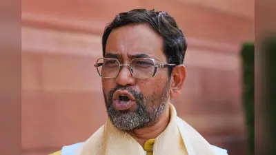 पटना में निरहुआ ने खेसारी को दिया करारा जवाब, पवन सिंह पर बोले- उन्हें BJP देगी बड़ी जिम्मेदारी
