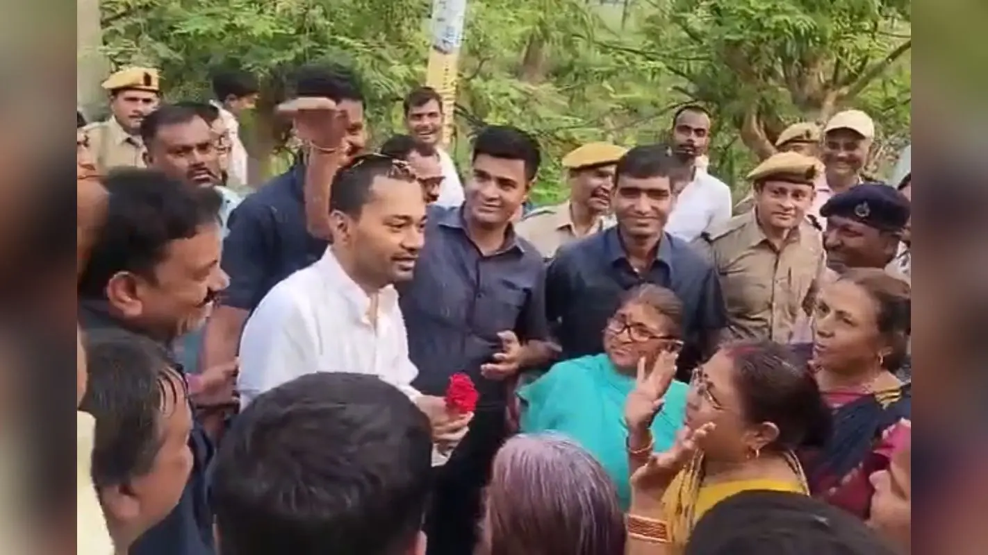 कल्याण बिगहा में निशांत कुमार को मिला गुलाब का फूल, बोलीं महिलाएं- परिवार बढ़ाइए