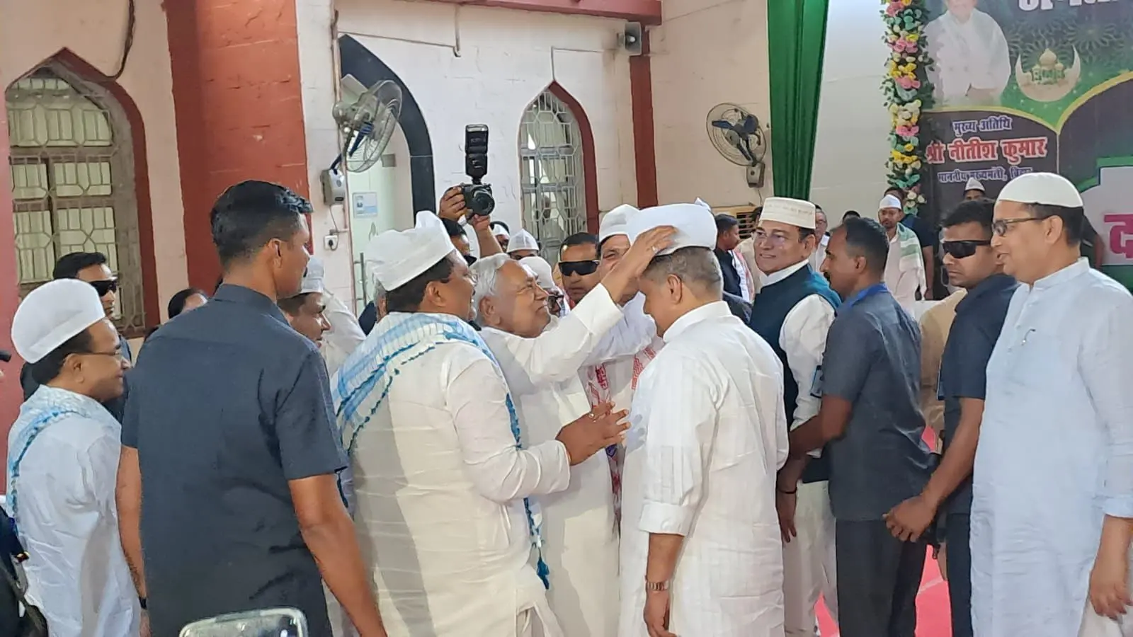 इफ्तार में बदला बॉडी लैंग्वेज! ‘गेस्ट अपीयरेंस’ में नजर आए CM नीतीश, टोपी उतारते ही सियासी कयास शुरू