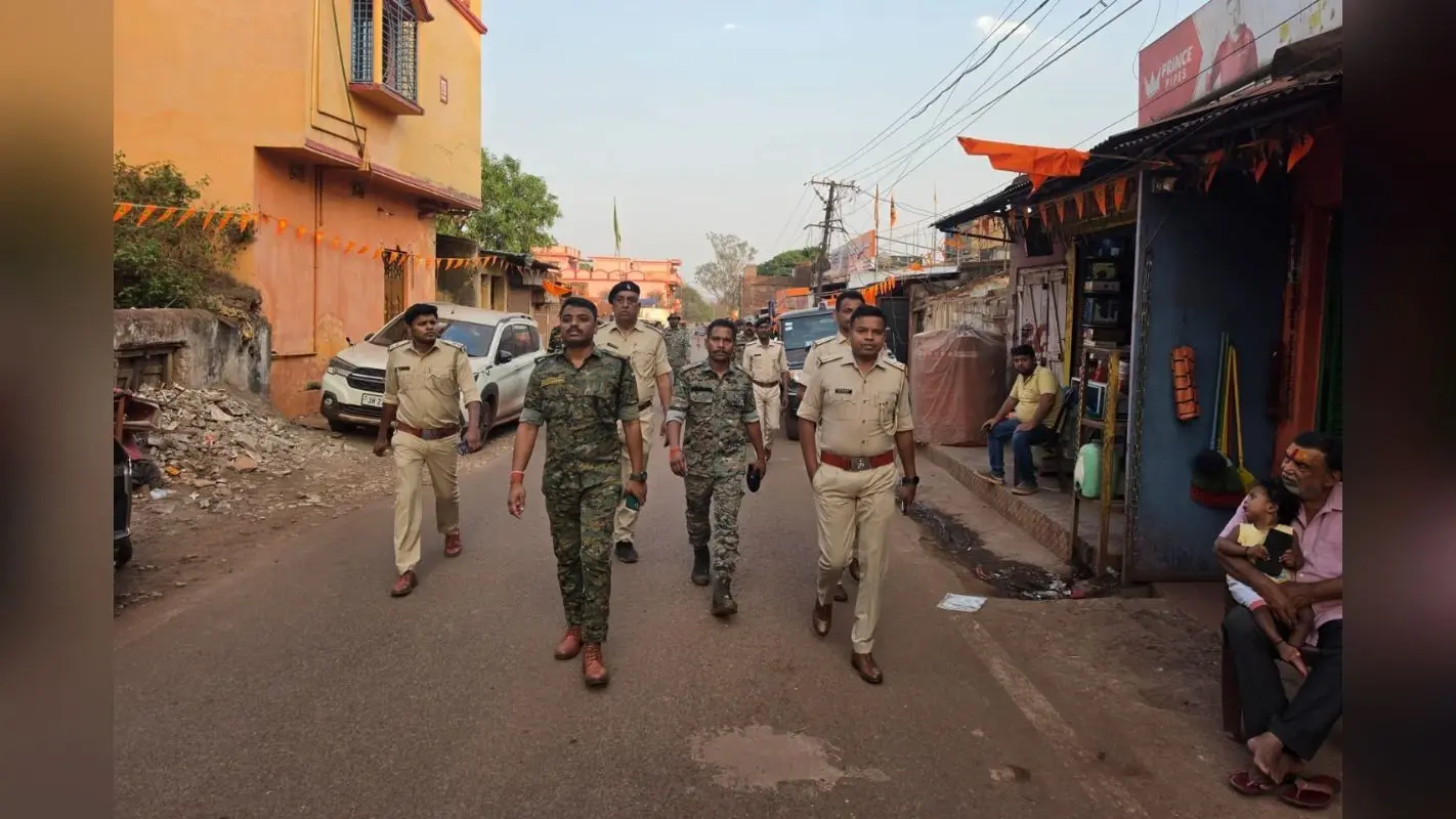 Chaibasa: रामनवमी से पहले नोवामुंडी में पुलिस का शक्ति प्रदर्शन, शांति भंग करने वालों को सख्त चेतावनी