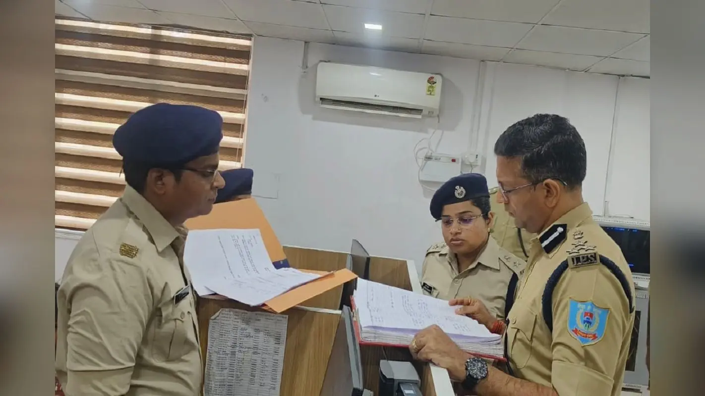 पलामू में पुलिस-प्रशासन चुस्त, डीआईजी ने सिविल कोर्ट परिसर और कंट्रोल रूम का किया निरीक्षण