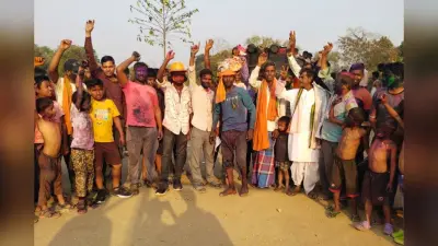पलामू डीसी और एसपी ने कर्मचारियों संग खेली होली, आईजी-डीआईजी के घर पर भी गई टोली