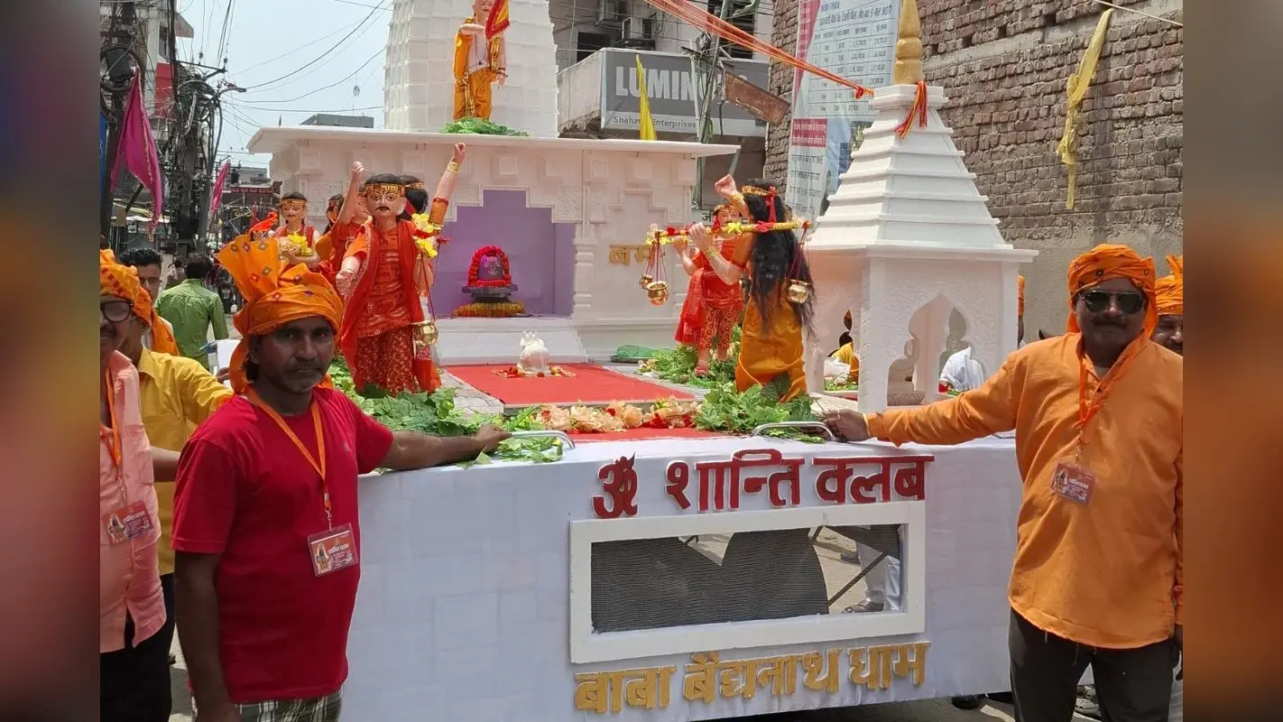 पलामू में रामभक्ति का सैलाब: मेदिनीनगर की सड़कों पर उतरे 42 पूजा संघ, कोयल नदी के तट पर हुआ महामिलन