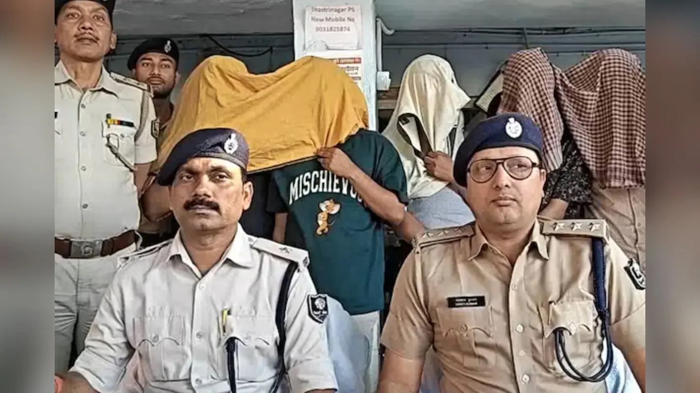 दक्षिण भारत तक फैला था पटना के ठगों का जाल, 21 स्मार्टफोन और दर्जनों ATM कार्ड जब्त, 5 गिरफ्तार
