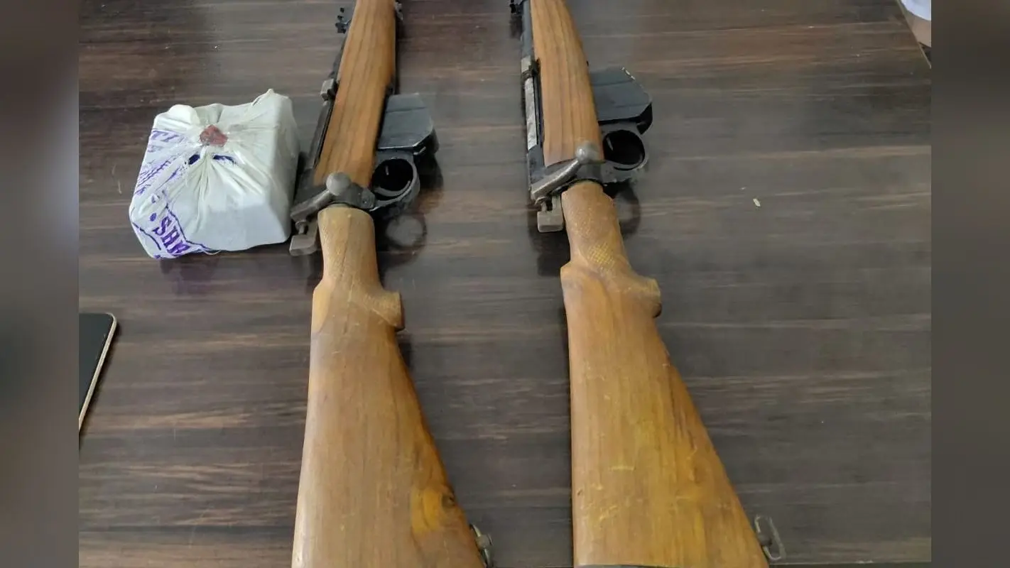 पटना में शराब की तलाश में पहुंची पुलिस, पशु के खटाल से निकलीं राइफलें, 4 तस्कर गिरफ्तार