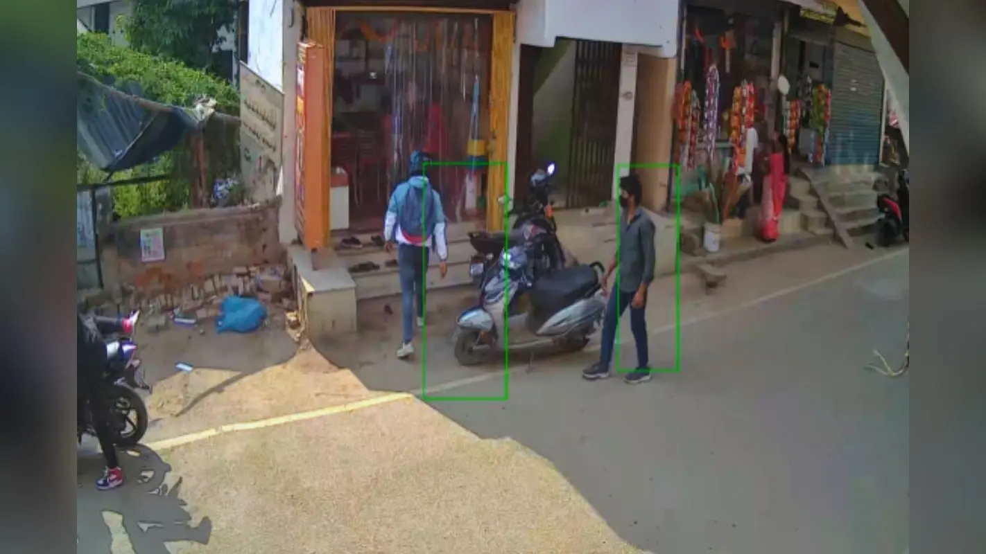 पटना में दिनदहाड़े ज्वेलरी शॉप से लूट का CCTV फूटेज देखिए, 4 बदमाशों ने हथियार के दम पर कैसे उड़ाए लाखों के जेवर