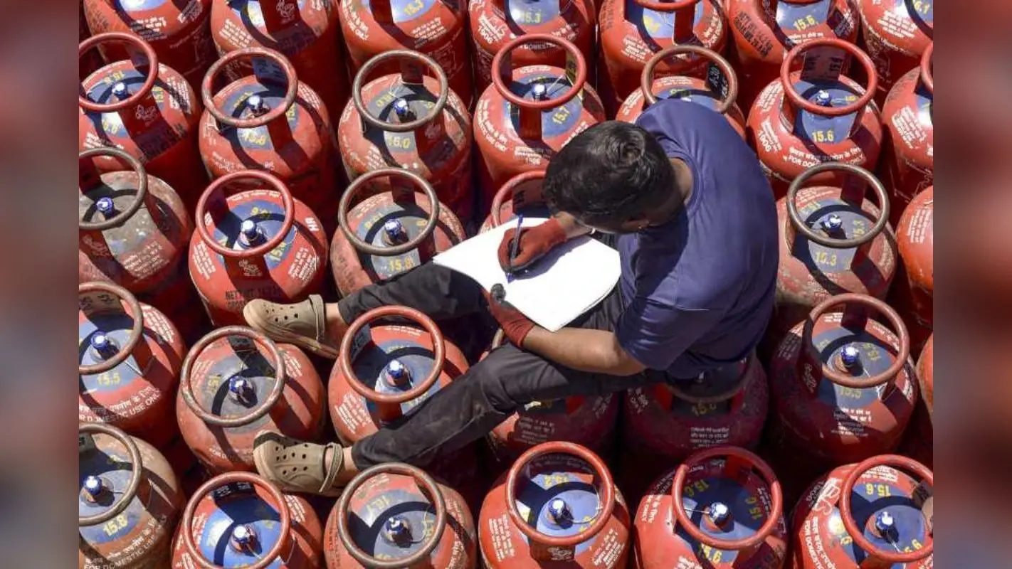 पटना में LPG संकट : गैस एजेंसियों पर लंबी कतारें, जानिए क्यों करना पड़ रहा 10–15 दिन इंतजार
