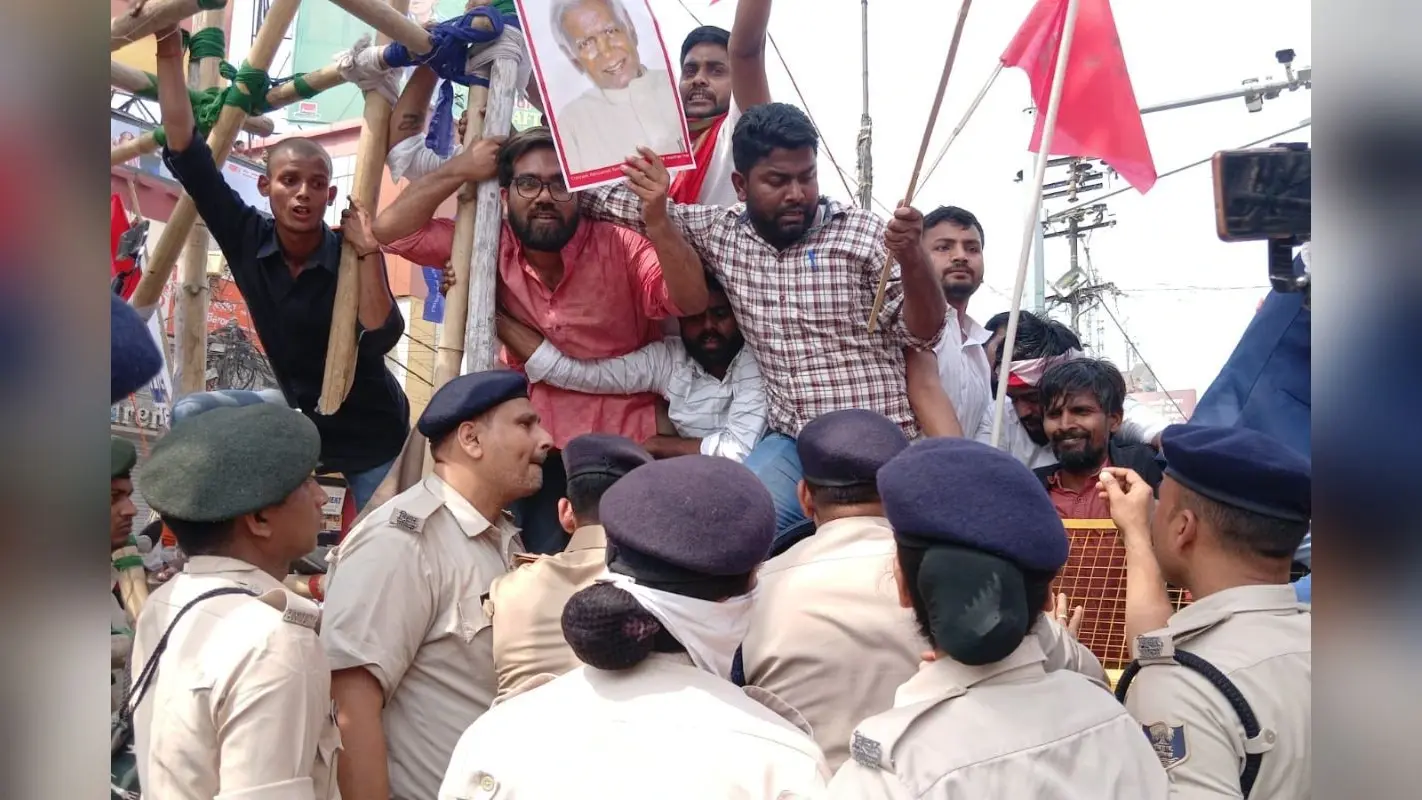 पटना में छात्रों का जोरदार प्रदर्शन: पुलिस के साथ धक्का-मुक्की, UGC रेगुलेशन और 65% आरक्षण की मांग