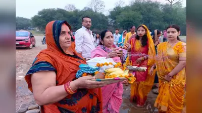 पतरातू में उदीयमान सूर्य को अर्घ्य, छठ घाटों पर उमड़ी श्रद्धालुओं की भीड़