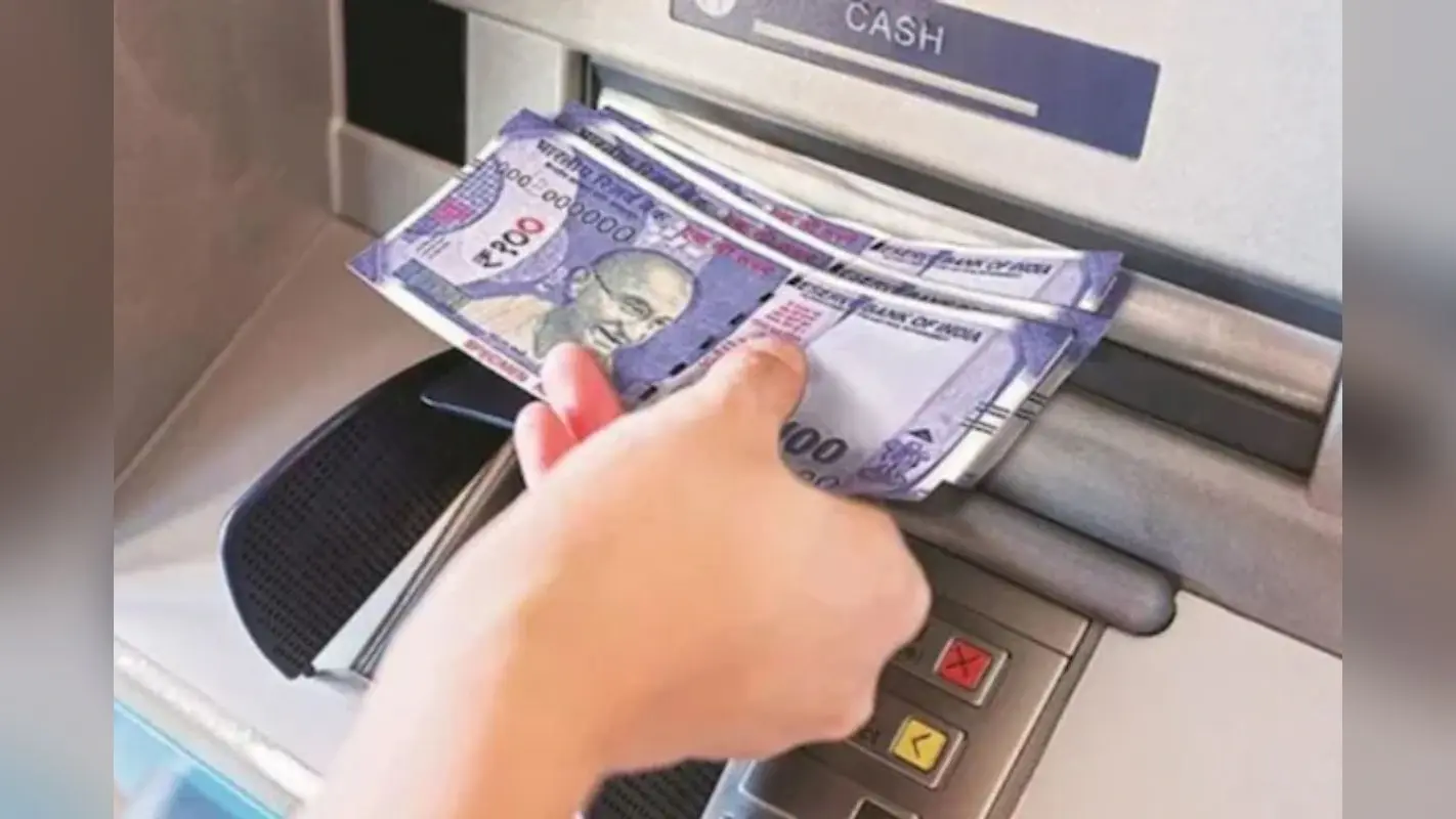 1 अप्रैल से ATM से कैश निकालना होगा मुश्किल, पंजाब नेशनल बैंक ने घटा दी विड्रॉल लिमिट