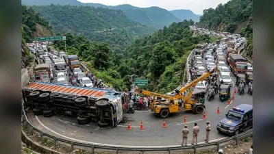 रामगढ़ के चुटूपालू घाटी में ट्रेलर पलटने से कोहराम! 15 KM लंबा महाजाम, थमे सैकड़ों वाहनों के पहिये