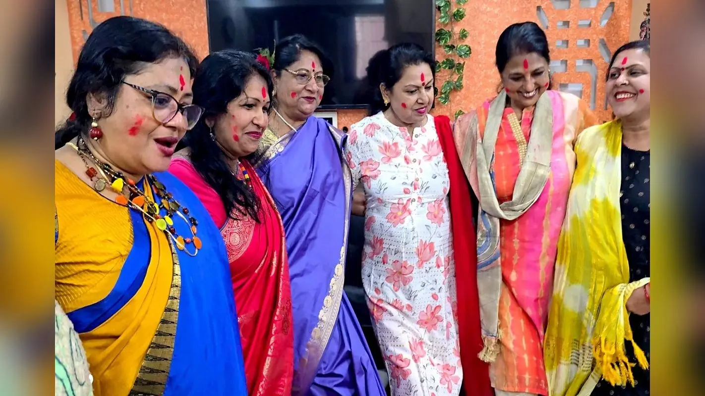 रांची के सरोवर नगर शिव मंदिर में होली की धूम, शहर में दिखी गांव की झलक