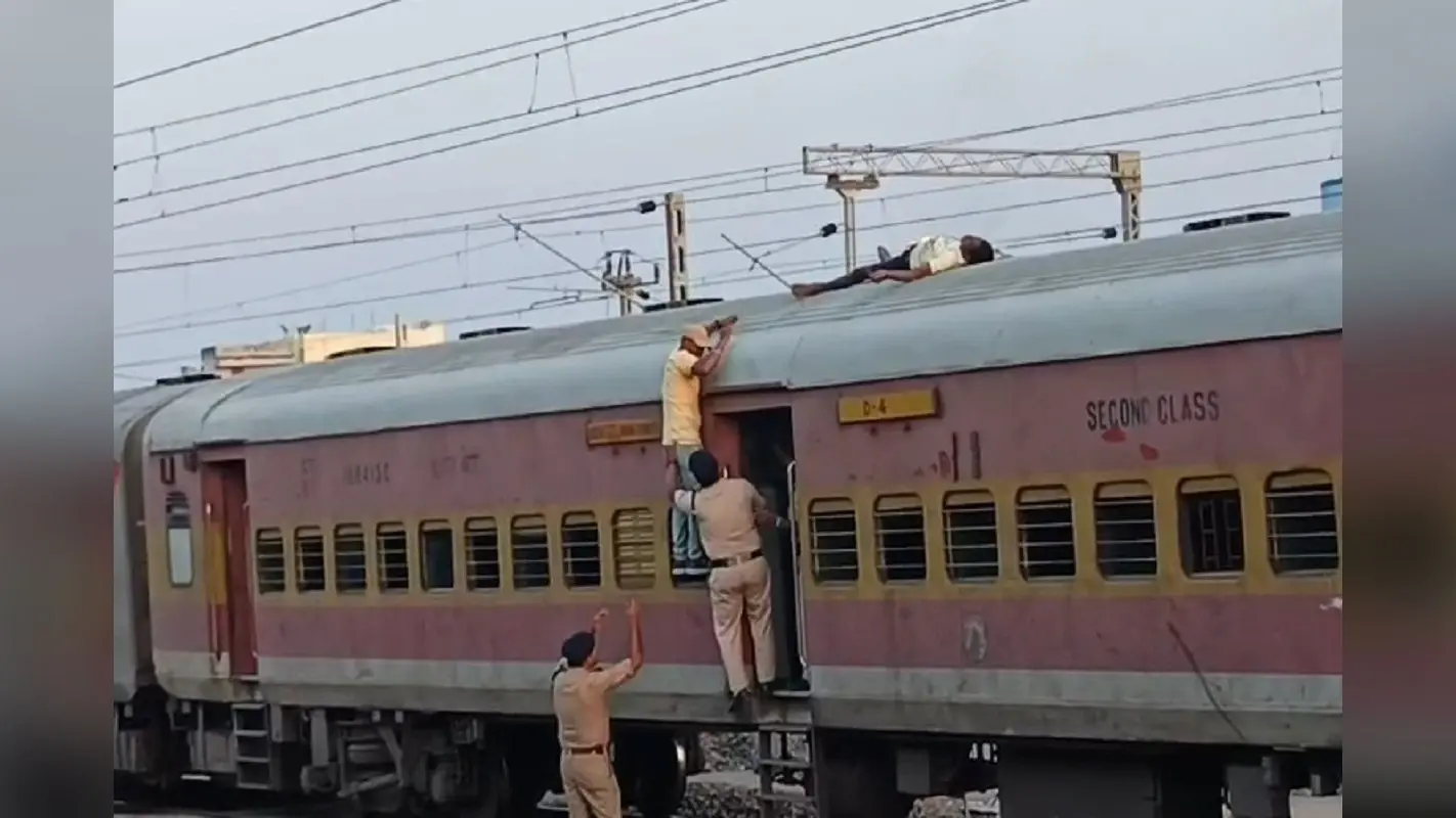 रांची के महावीर चौक पर नारी सेना का दिखा कौशल, तीसरी मंगलवारी पर अखाड़ों का सम्मान