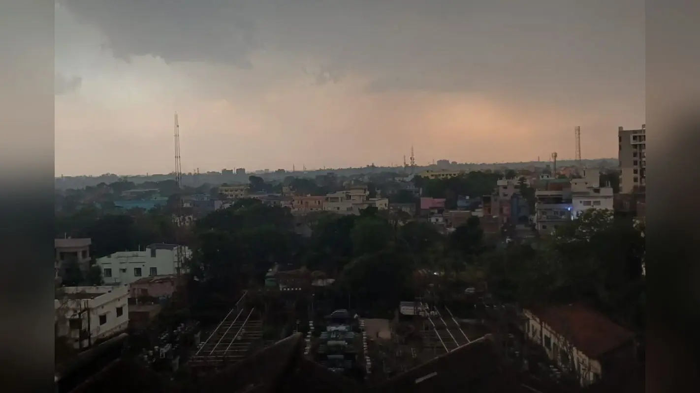 Ranchi Weather: दिन में अंधेरा, झमाझम बारिश से मौसम हुआ सुहाना; कई जिलों में ऑरेंज अलर्ट