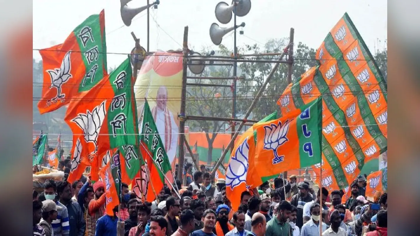भाजपा के रथ में तोड़फोड़ के बाद बंगाल में तनाव, खगराबाड़ी में सुरक्षा बल की भारी तैनाती