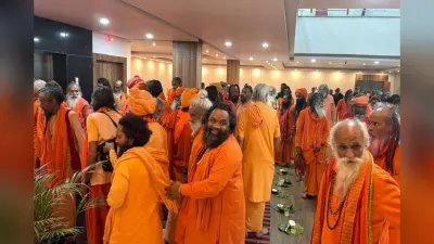 जगन्नाथ धाम पुरी के लिए निकला संतों का जत्था, खरसावां के हरिभंजा जगन्नाथ मंदिर में दर्शन