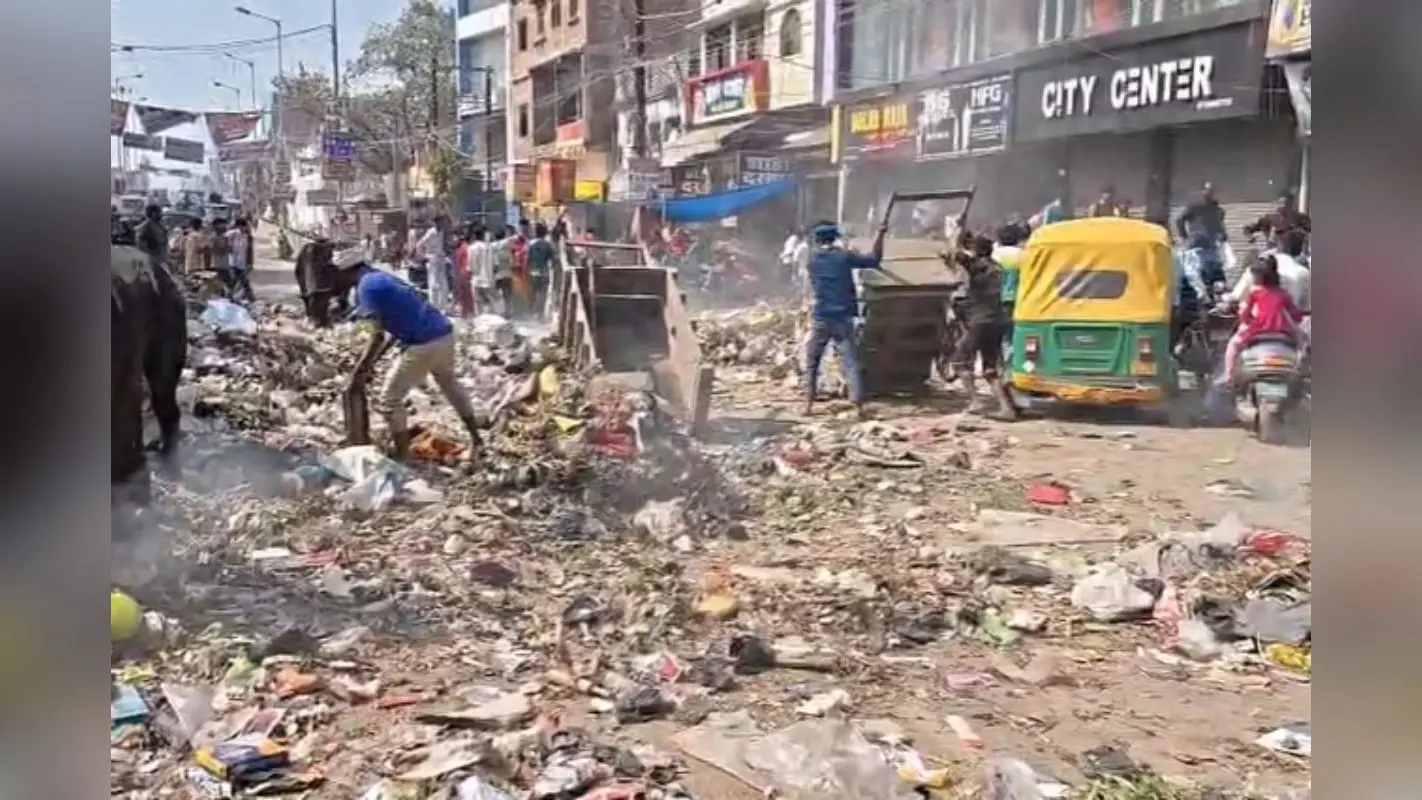 सीवान में होली से ठीक एक दिन पहले आफत, सफाई कर्मियों ने पूरे शहर में फैलाया कचरा