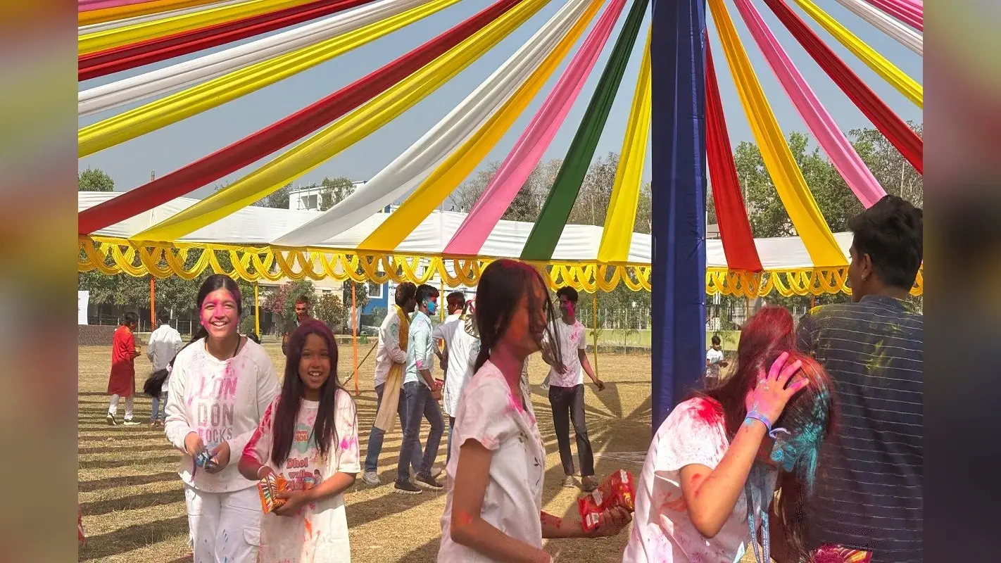 संत फ्रांसिस डि-सेल्स स्कूल में होली के पर ‘रंगोत्सव’ का आयोजन, छात्र-छात्राओं ने खेली होली