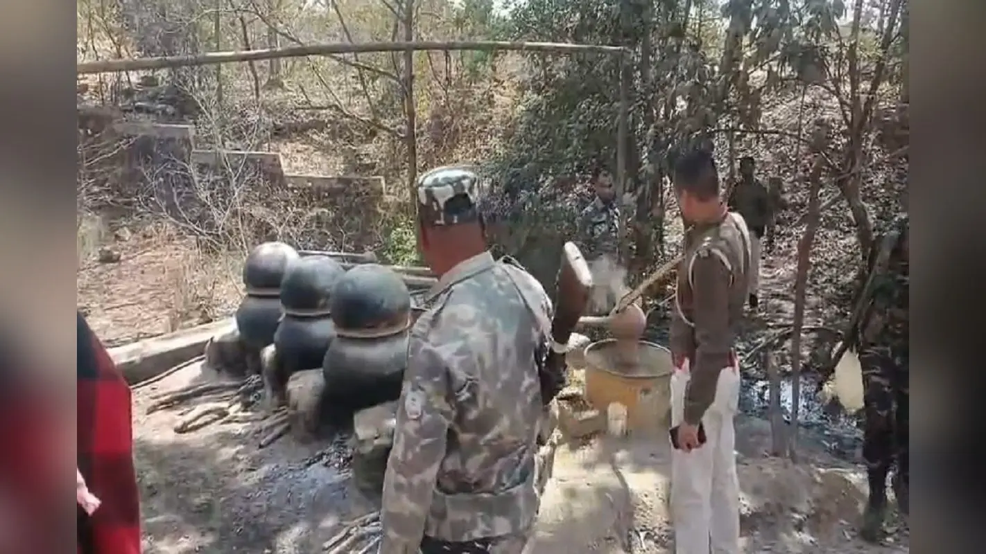 होली को लेकर सरायकेला में उत्पाद विभाग की बड़ी कार्रवाई, तीन अवैध चुलाई अड्डे ध्वस्त