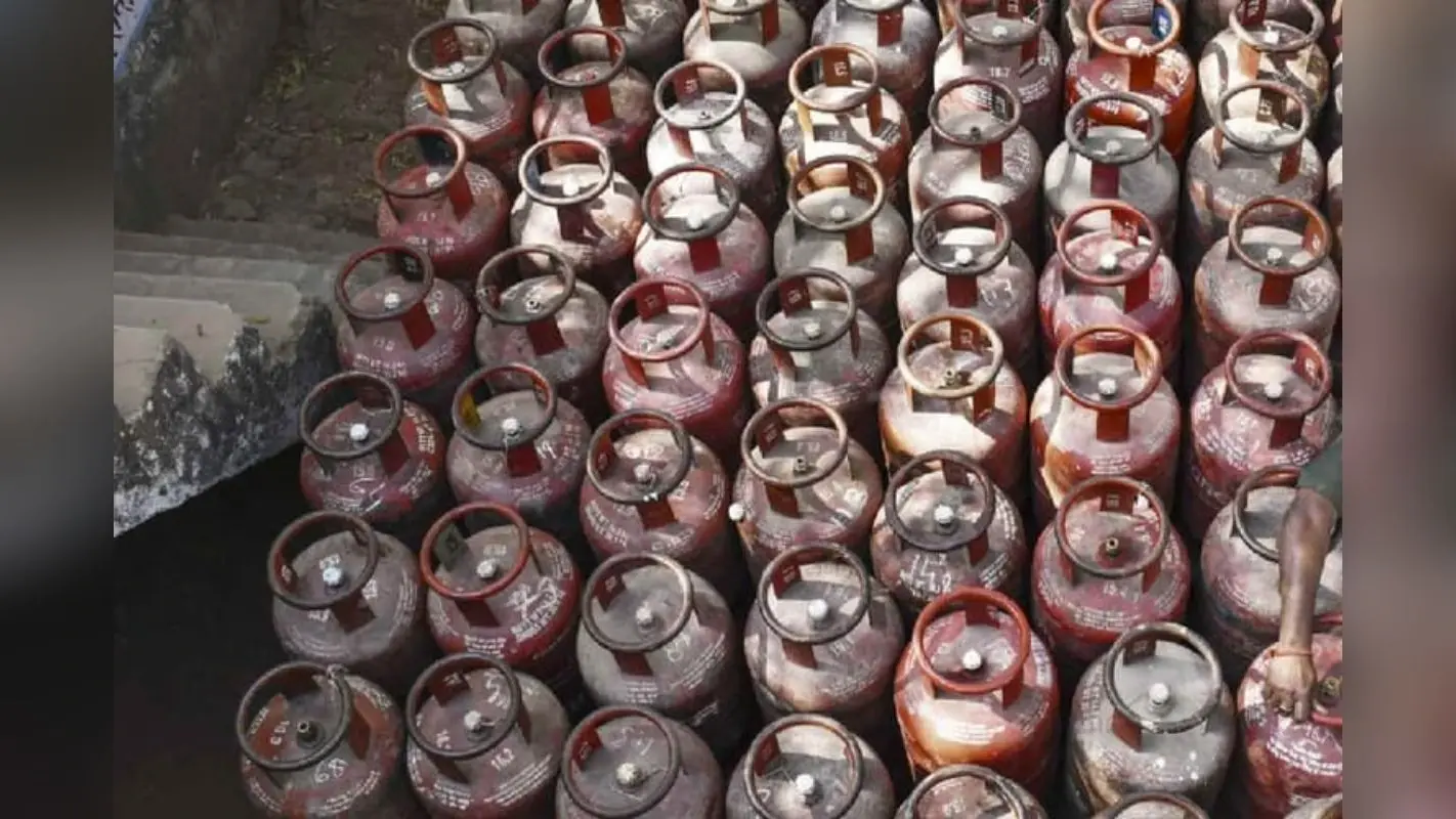 सारण में LPG की कालाबाजारी पर प्रशासन का बड़ा एक्शन, छापेमारी में कई दुकानदार पकड़े गए, 3 पर FIR