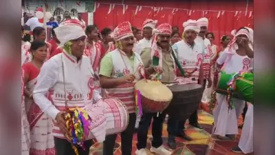 Dhanbad: पुलिस लाइन में सरहुल का उल्लास, मांदर की थाप पर झूमते दिखे अधिकारी