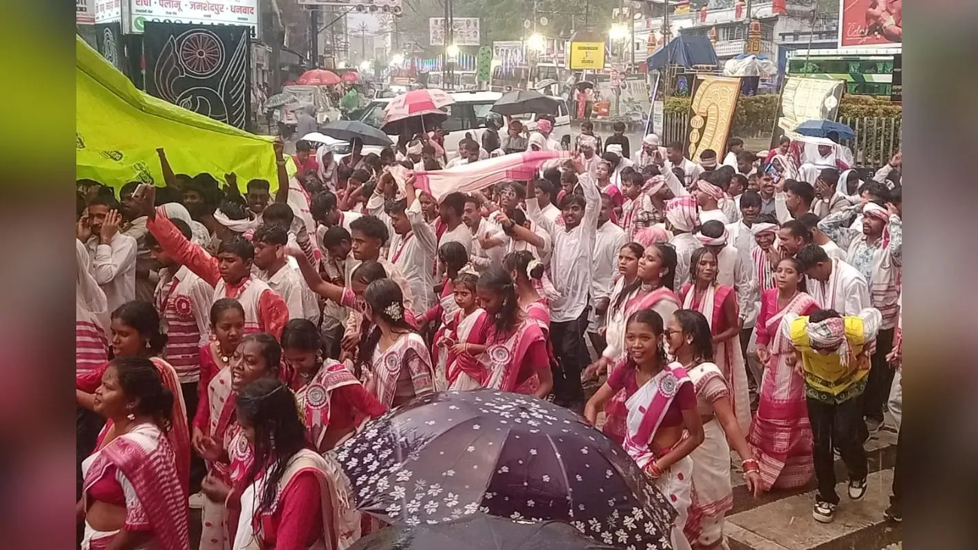 Ranchi: झमाझम बारिश में भी कम नहीं हुआ सरहुल का उत्साह, मांदर की थाप पर नाचते रहे लोग