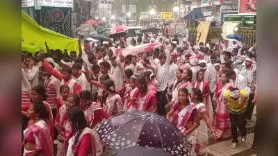 Ranchi: झमाझम बारिश में भी कम नहीं हुआ सरहुल का उत्साह, मांदर की थाप पर नाचते रहे लोग