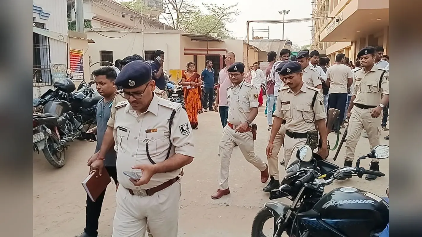सीवान में दिनदहाड़े पांच लाख की लूट, अपराधियों ने सीएसपी संचालक मारी तीन गोली