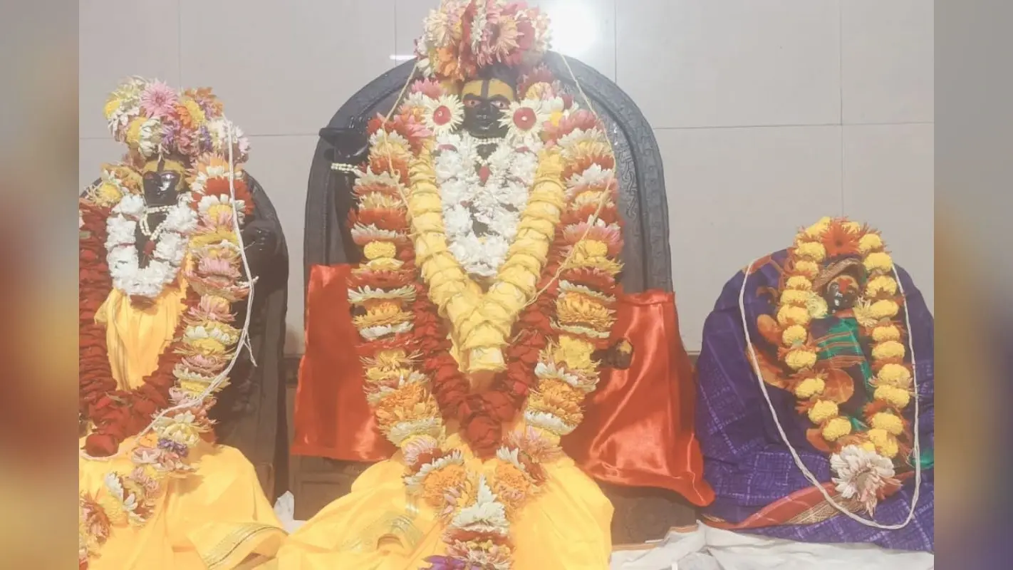 Deoghar: बाबा मंदिर में सजा राम दरबार, विशेष भोग अर्पित
