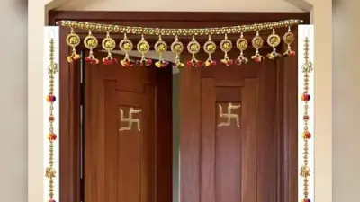 मुख्य द्वार पर स्वस्तिक का चिन्ह क्यों जरूरी है? जानें वास्तु एक्सपर्ट की राय