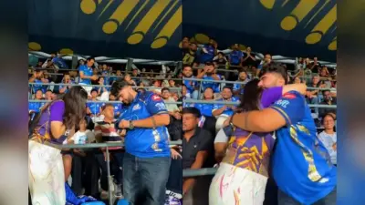 Video: घुटने पर बैठा लड़का और छूट गई अंगूठी, स्टैंड्स मे हुआ मजेदार प्रपोजल