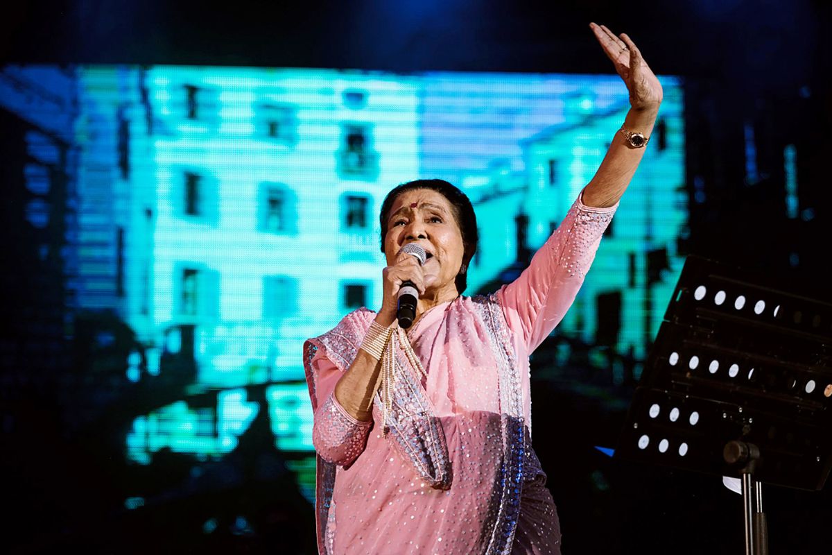 आशा भोसले: शोखी से उदासी तक हर एहसास की आवाज हो गई खामोश