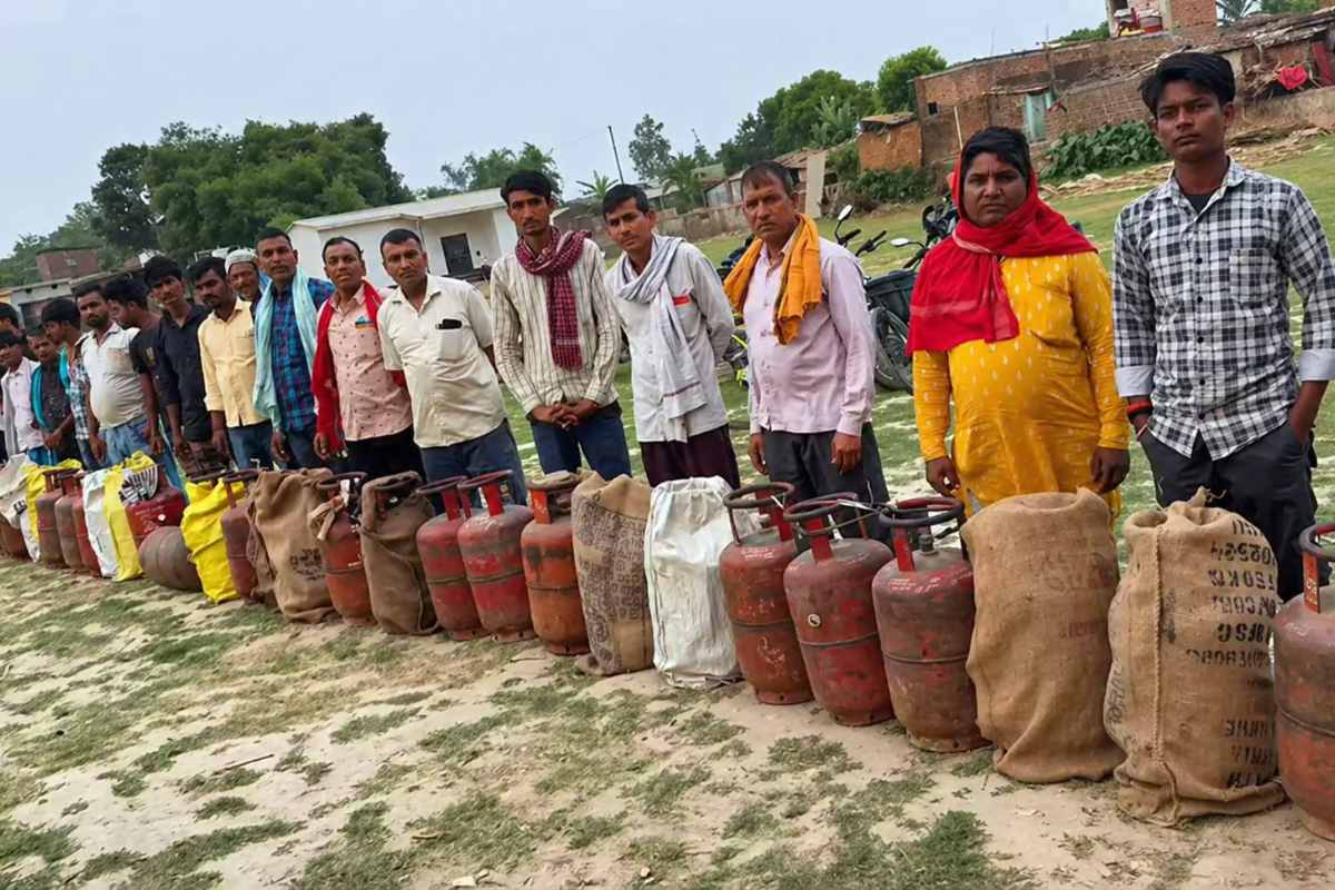 Bagaha: गैस संकट गहराया, रात 2 बजे से लाइन में लोग