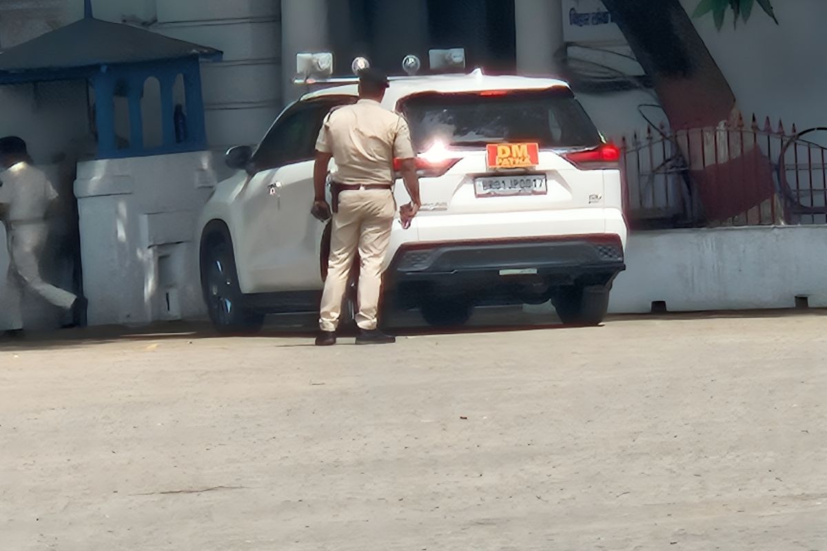 पटना में शपथ ग्रहण की तैयारियां तेज, लोकभवन पहुंचे DM त्यागराजन