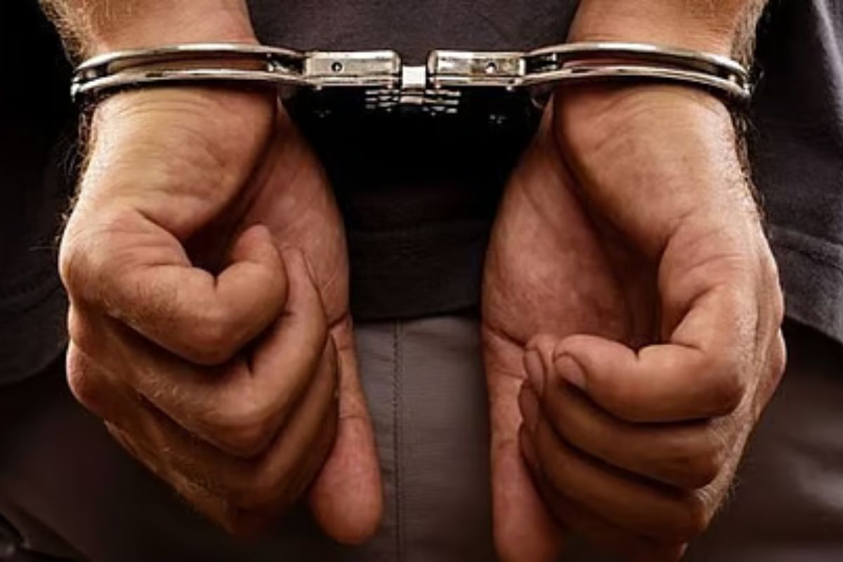 मोतिहारी में रेड लाइट एरिया और आर्केस्ट्रा ग्रुप पर पुलिस की छापेमारी, 6 आर्केस्ट्रा संचालकों को दबोचा