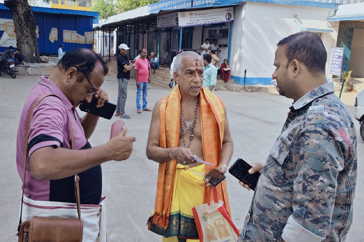 बाबा मंदिर में गश खाकर गिर गए केरल के श्रद्धालु, अस्पताल में मौत