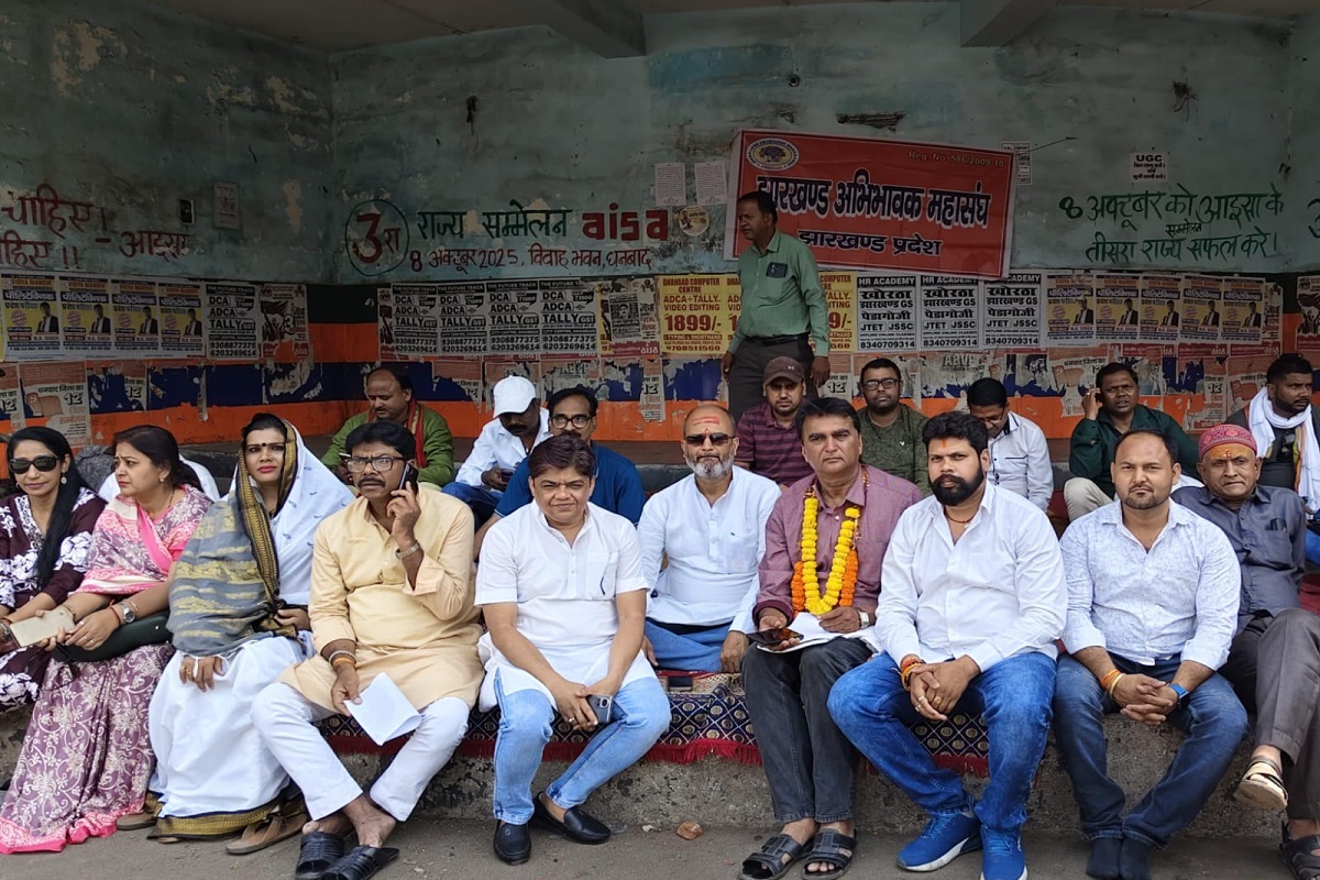 धनबाद में अभिभावकों का प्रदर्शन, अवैध फीस वसूली के खिलाफ रणधीर वर्मा चौक पर धरना