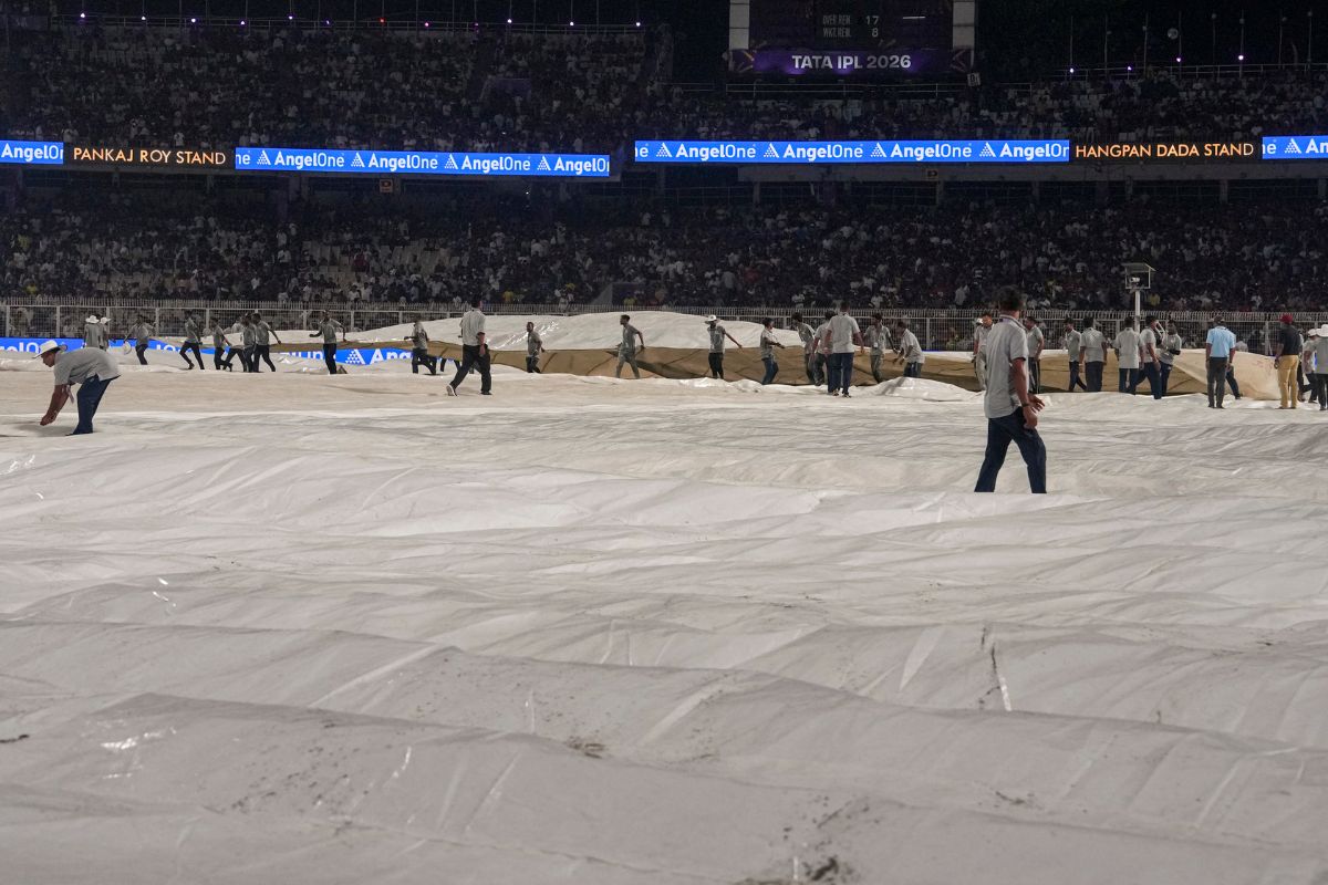 KKR vs PBKS: बारिश से रुका मैच, जानिए कब तक होगा इंतजार और क्या है कट-ऑफ टाइम