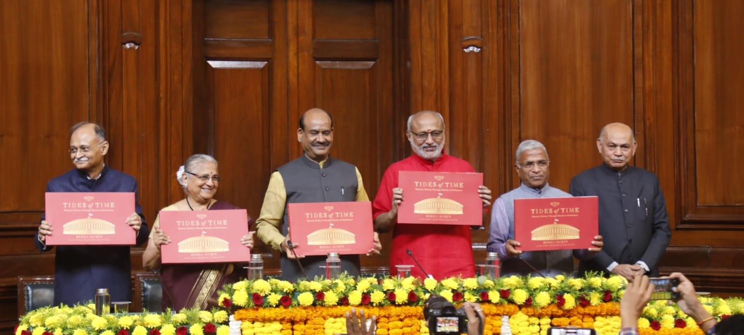 Book: देश की संस्कृति और विरासत के प्रति लोगों को जागरूक करना जरूरी