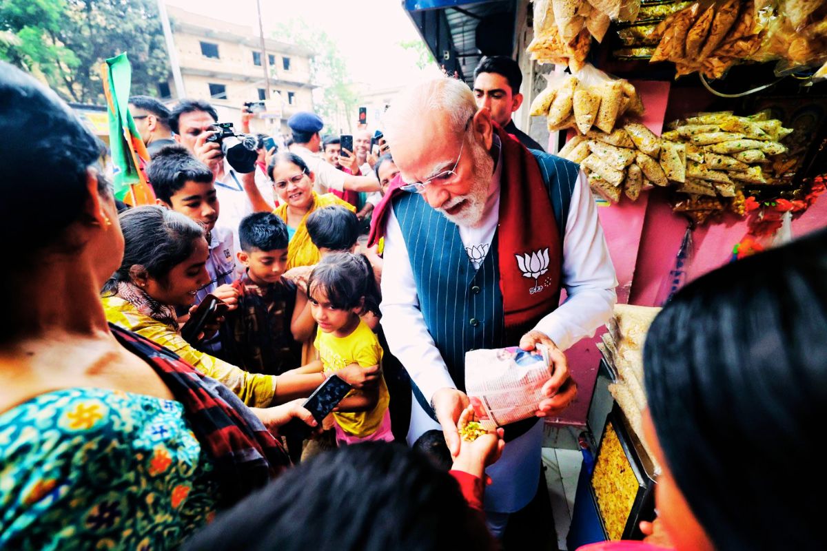 PHOTOS: झारग्राम में सड़क किनारे दुकान में झालमुड़ी खाने पहुंचे पीएम मोदी, जीता लोगों का दिल