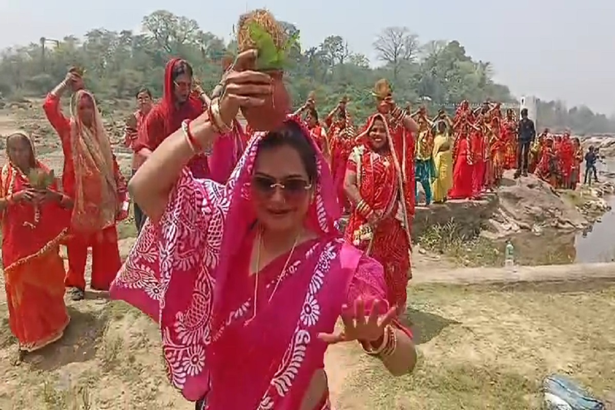 रामगढ़ की रोबा कॉलोनी के मां शीतला मंदिर की 23वीं वर्षगांठ, 251 महिलाओं ने निकाली भव्य कलश यात्रा