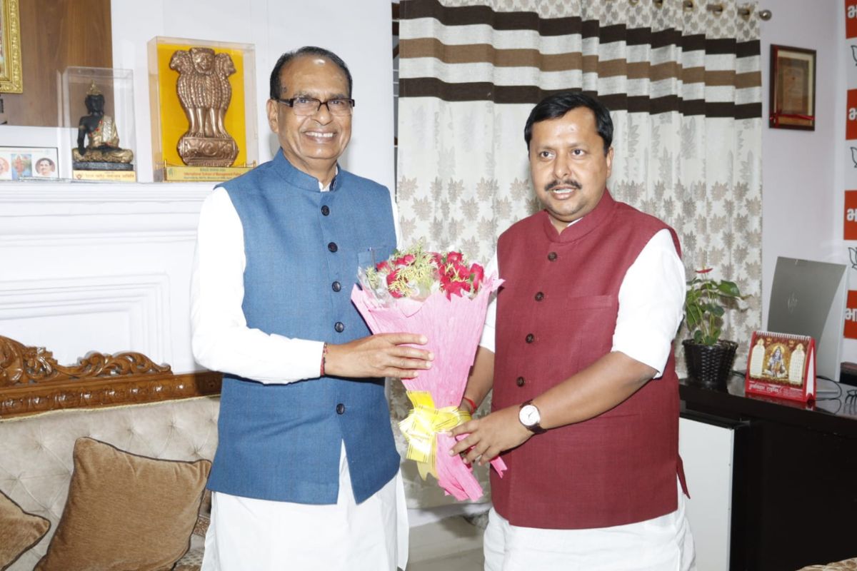 बिहार के नए सीएम के नाम की पर्ची लेकर पटना पहुंचे शिवराज, साथ में नितिन नवीन और विनोद तावड़े भी मौजूद