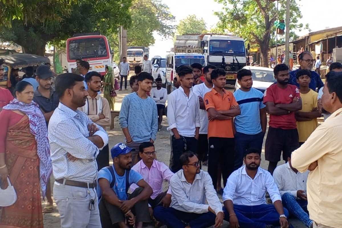 सिमडेगा में कोलेबिरा-मनोहरपुर मुख्य पथ निर्माण में सुस्ती, ग्रामीणों का फूटा गुस्सा