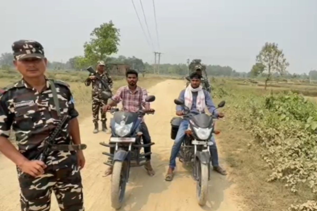 Sitamarhi: सोनबरसा बॉर्डर पर शराब के साथ दो तस्कर गिरफ्तार, बड़े गिरोह की तलाश