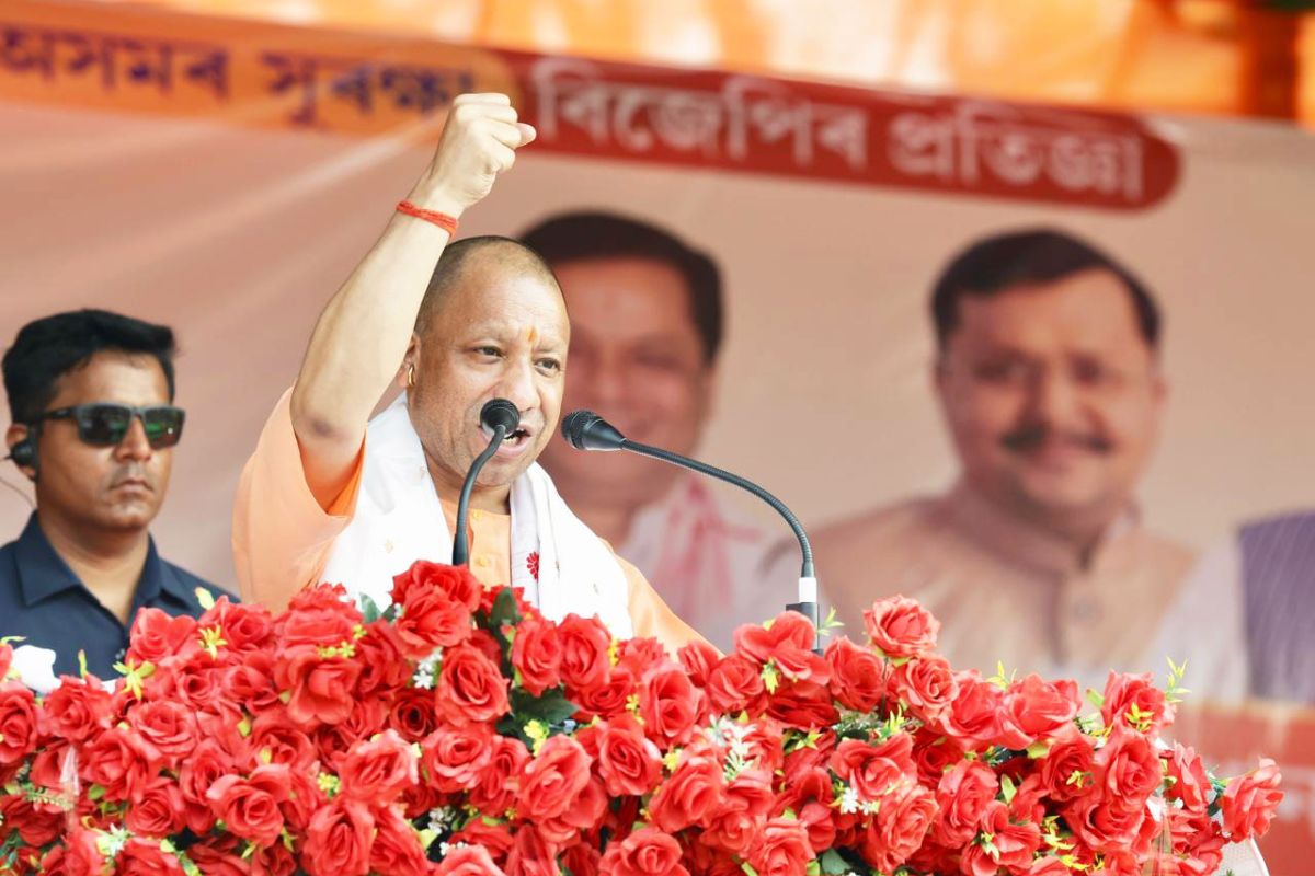 असम में घुसपैठियों पर गरजे योगी आदित्यनाथ, बोले- बोरिया-बिस्तर समेटकर बाहर जाना होगा