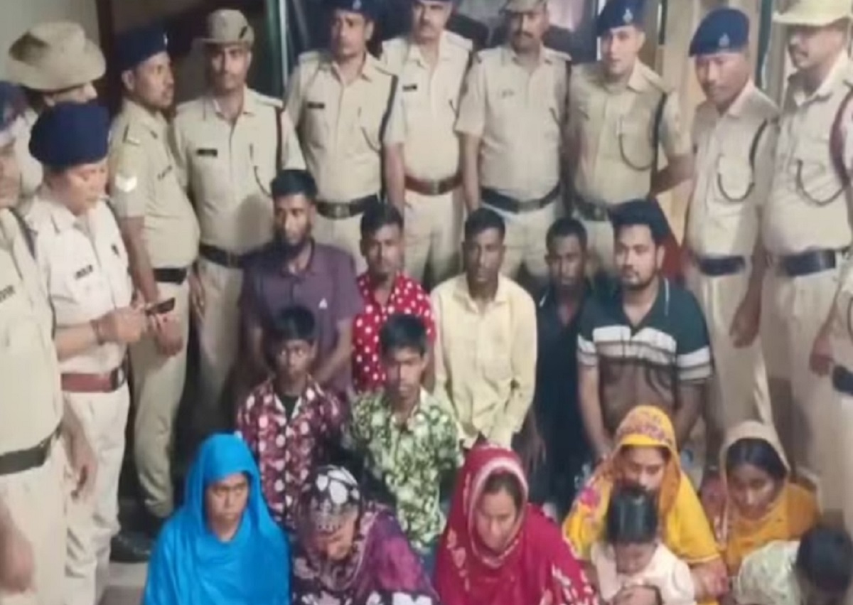 पश्चिम बंगाल में पकड़े गए 14 बांग्लादेशी, नकली आधार समेत मिले कई दस्तावेज