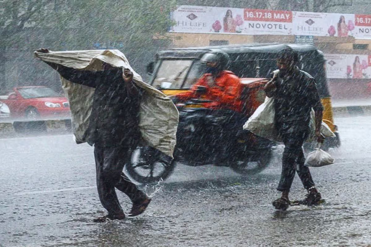 भीषण गर्मी के बीच बिहार के इन 4 जिलों में बारिश का अलर्ट, 50-60 KMPH की रफ्तार से चलेगी हवा