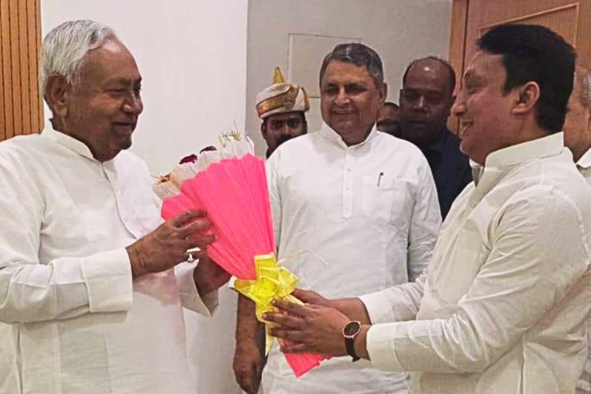 RJD विधायक फैसल रहमान ने की सीएम नीतीश से मुलाकात, सोशल मीडिया पर शेयर की तस्वीर